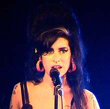 Amy Winehouse fumando - vooxpopuli.com
